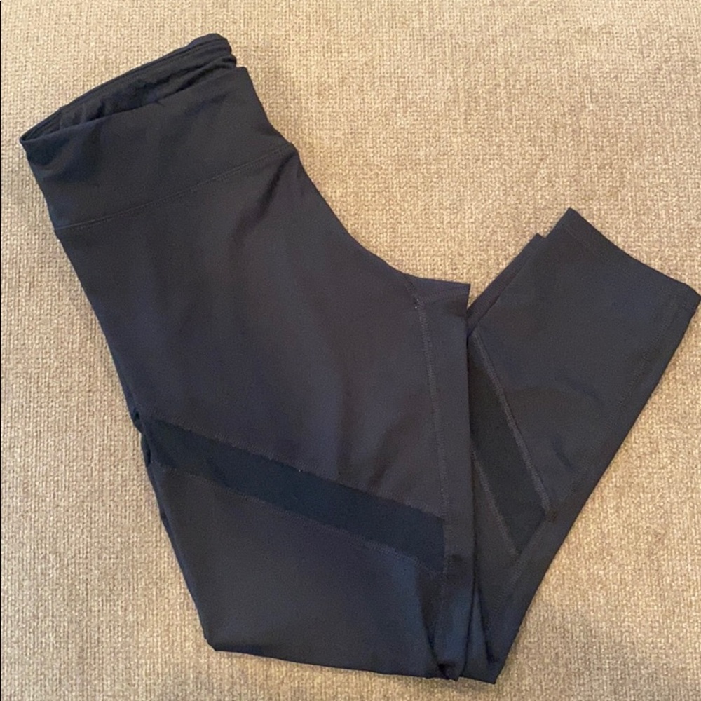 Leggings with mesh designing